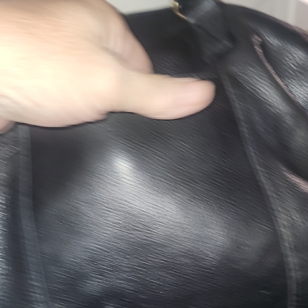 Elegant Black Leather Handbag - Picture 5 of 9